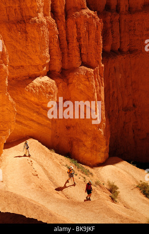 Menschen zu Fuß auf einen Blick eine Boo Loop Trail im Bryce Canyon, Utah, USA Stockfoto