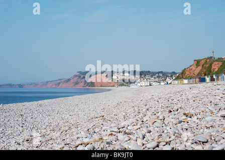 Blick über den steinigen Strand in Richtung Budleigh Salterton in Devon Stockfoto