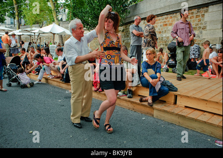 Besucher genießen das Paris Urban Beach Summer Festival, 'Paris Plage', entlang des seine-Quay, fête Plage Stockfoto