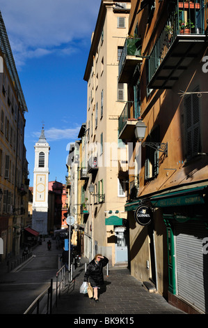 Frau zu Fuß auf der Straße in der Altstadt von Nizza, Frankreich, am frühen Morgen Stockfoto