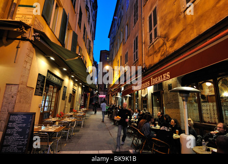 Outdoor-Bar in der engen Gassen in der Altstadt von Nizza, Frankreich Stockfoto