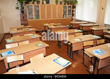 Leere Klassenzimmer in der russischen Schule für die Kinder am ersten September bereit. Russland Stockfoto