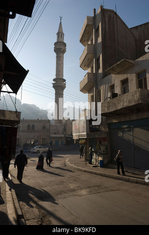 Lange Schatten am frühen Morgen vor dem Minarett der Moschee Al-Husseiny. Amman, Jordanien. Stockfoto