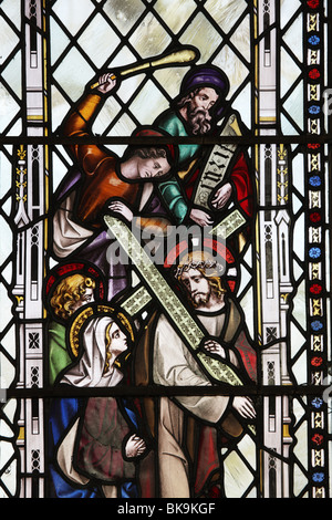 Ein Glasfenster, die Darstellung einer Szenenverlaufs aus der Passion Christi, Str. Marys Kirche, Moulton St Mary, Norfolk Stockfoto