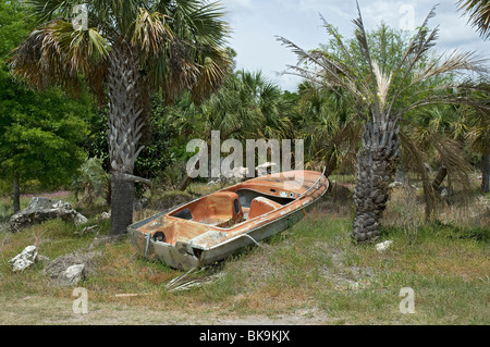 altes altersschwaches Boot sitzt in der Nähe der Suwannee River in North Florida binnen- Stockfoto