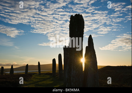 Winter-Sonnenaufgang durch Ring of Brodgar Menhire, Orkney, Schottland Stockfoto