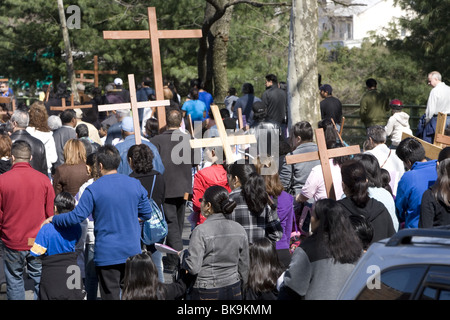 Katholiken verschiedener ethnischer Gruppen beteiligen sich am Karfreitag eine Prozession von "der Kreuzweg" Stockfoto