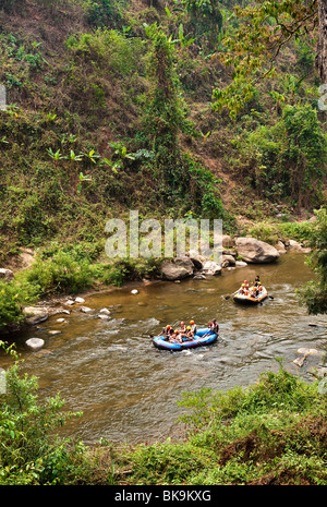 Rafting auf dem Fluss Mae Tang im ländlichen Provinz Chiang Mai, Thailand. Stockfoto