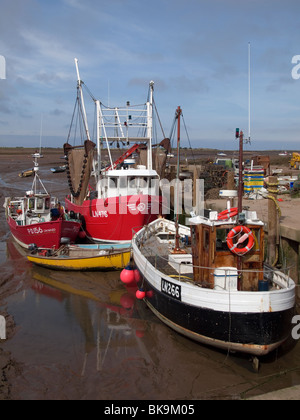 Angelboote/Fischerboote ein mit hängenden Strahl Schleppnetze im Hafen von Brancaster North Norfolk Stockfoto