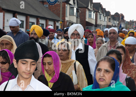 Vaisakhi Sikh-Prozession in Leicester, die Feier der Geburt des Khalsa, der Beginn der Erntezeit. Stockfoto