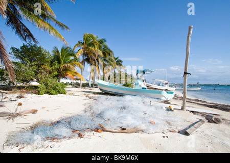 Angelboot/Fischerboot am Strand auf der Insel Isla Mujeres in der Nähe von Cancun, Mexiko Stockfoto