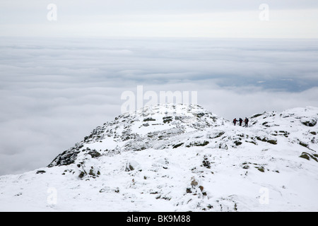 Drei Wanderer auf dem Appalachian Trail in der Nähe von Mount Lafayette während der Wintermonate in den White Mountains, New Hampshire, USA Stockfoto