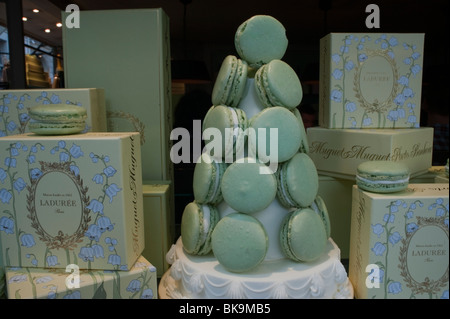 Paris, Frankreich, in die französische Bäckerei, Konditorei Shop, Detail, Fenster anzuzeigen, französisches Gebäck Macarons, Ladurée Stockfoto