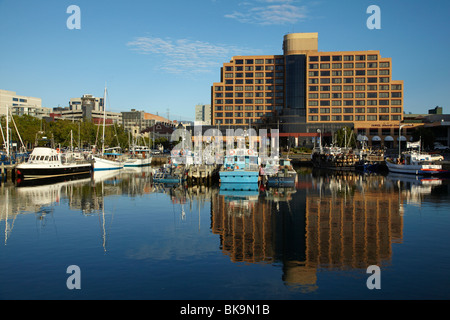 Hotel Grand Chancellor, spiegelt sich in Victoria Dock, Hobart, Tasmanien, Australien Stockfoto