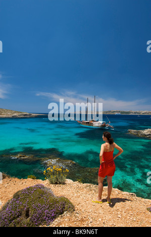 Frau auf der Suche auf die blaue Lagune von Comino, Malta, Europa Stockfoto