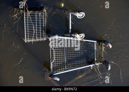 Supermarkt Wagen Karren untergetaucht teilweise in einem Fluss im Vereinigten Königreich Stockfoto