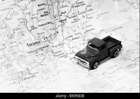 Sterben Sie Cast Modell-Auto-LKW auf lokalen Bereich Straßenkarte Stockfoto