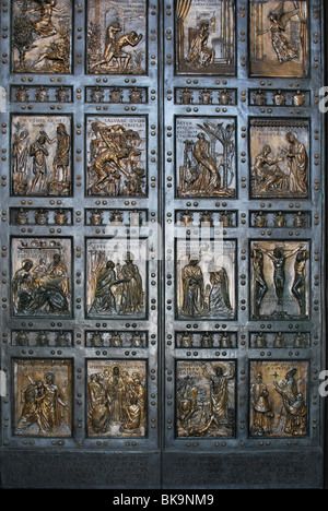 Porta Santa, Heilige Tür, Petersdom, historisches Stadtzentrum, Vatikanstadt, Italien, Europa Stockfoto