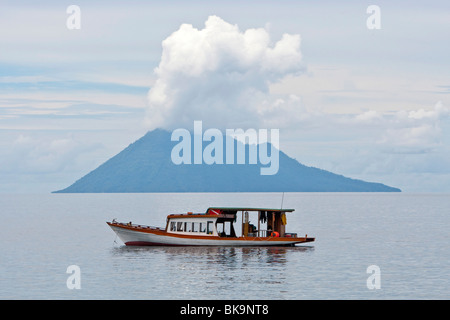 Tauchboot in Bunaken Marine Park vor Mt Manado Tua, Nord-Sulawesi, Indonesien Stockfoto