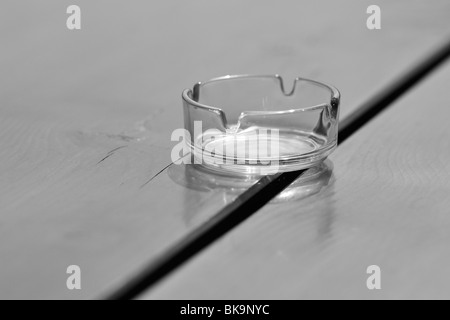 Aschenbecher auf einem Holztisch Stockfoto