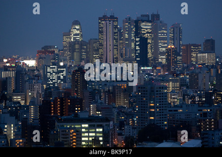 Blick auf die Wolkenkratzer im Bezirk Shinjuku, gesehen aus dem Norden, Tokio, Japan. 2010. Stockfoto