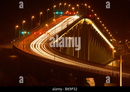 Verkehr auf Tasman Bridge, River Derwent, Hobart, Tasmanien, Australien Stockfoto