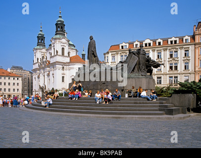 Prag - Jan Hus Denkmal in alte Stadt Sqaure steht in der Nähe von St.-Nikolaus-Kirche, gegründet im 13. Jahrhundert Stockfoto