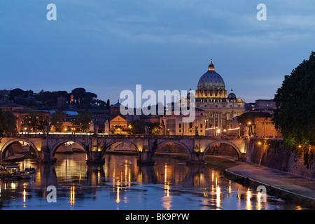 Basilika St. Peter in den Abend, Vatikanstadt, Rom, Italien Stockfoto