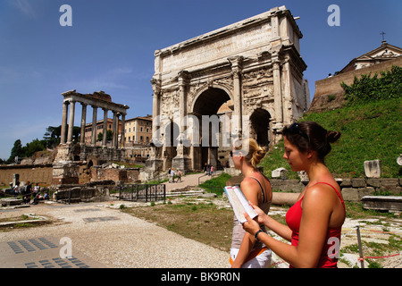 Tempel des Saturn und Bogen des Septimius Severus, Forum Romanum, Rom, Italien Stockfoto