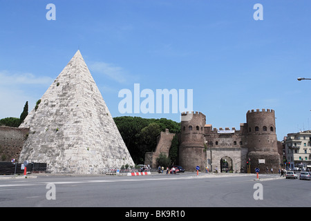 Pyramide des Cestius und Porta San Paolo, Rom, Italien Stockfoto