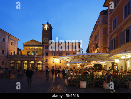 Gäste in einem Straßencafé, Santa Maria in Trastevere Kirche im Hintergrund, Rom, Italien Stockfoto