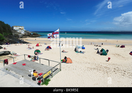Menschen Sonnenbad am Porthminster Beach, St. Ives, Cornwall, England, Vereinigtes Königreich Stockfoto