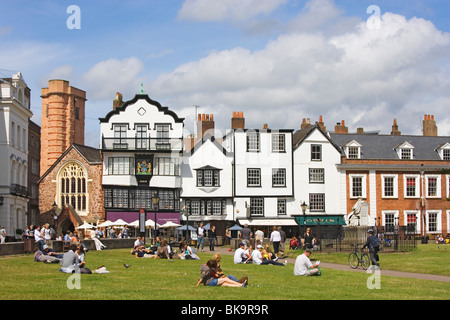 Menschen entspannen auf Gras am Cathedral Close, Exeter, Devon, England, Vereinigtes Königreich Stockfoto