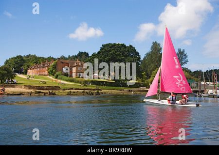 Segelboot auf Beaulieu River, hart Schilde, Hampshire, England, Vereinigtes Königreich Stockfoto