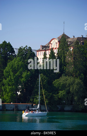 Blick über den Bodensee zur Insel Mainau mit Burg des Deutschen Ordens, Mainau Insel, Baden-Wurttemberg, Deutschland Stockfoto