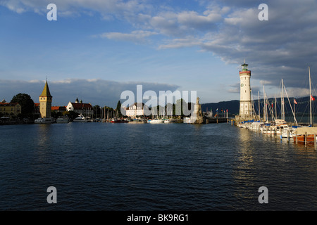 Hafeneinfahrt mit neuen Lindauer Leuchtturm und bayerischem Löwen, Lindau, Bayern, Deutschland Stockfoto