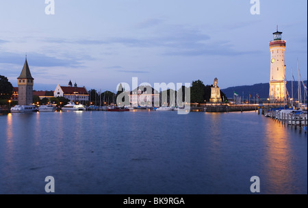 Hafeneinfahrt mit neuen Lindauer Leuchtturm und bayerischem Löwen, Lindau, Bayern, Deutschland Stockfoto