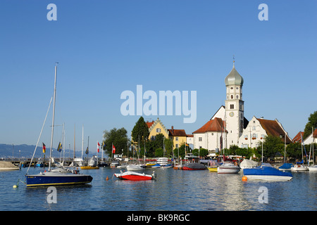 Blick über den Bodensee, Wasserburg mit Str. Georges Kirche, Bayern, Deutschland Stockfoto
