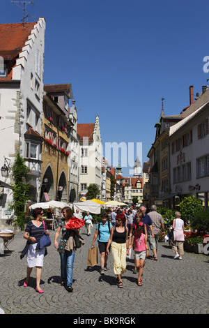 Frauen, die ein Spaziergang entlang der Maximilianstraße, Lindau, Bayern, Deutschland Stockfoto