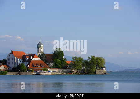 Blick über den Bodensee, Wasserburg mit Str. Georges Kirche, Bayern, Deutschland Stockfoto