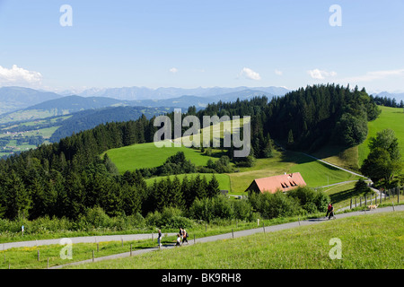 Wanderer auf Mount Pfander, Bregenz, Vorarlberg, Österreich Stockfoto