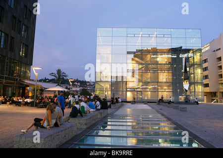 Leute sitzen in einer Bar in der Nähe von Kunstmuseum am kleinen Schlossplatz, Stuttgart, Baden-Württemberg, Deutschland Stockfoto