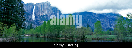 Einen herrlichen Blick vom Merced Fluss der Landschaft an der Yosemite Nationalpark Kalifornien USA Stockfoto