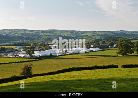 Das Hay-Festival der Literatur und der Künste, Hay-on-Wye, UK. Ein Blick über das Festivalgelände in wunderschöner Landschaft Stockfoto
