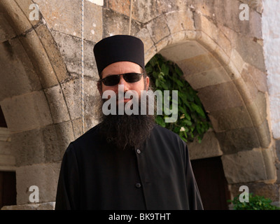 Patmos Griechenland orthodoxer Priester mit Sonnenbrille im Kloster des Hl. Johannes der Theologe Stockfoto