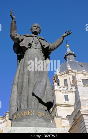 Madrid, Spanien. Kathedrale Catedral De La Almudena (1994). Statue von Papst Johannes Paul II Stockfoto