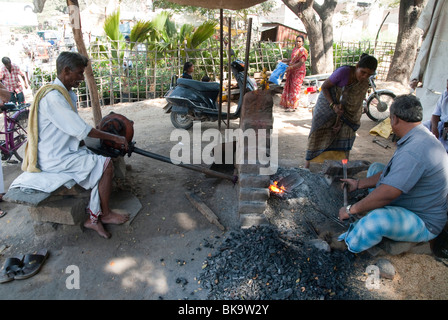 Indien, Schmied-home-Industrie, Eisen schmieden Stockfoto