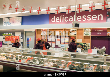 Delicatessen UK; The Delicatessen and Sainsburys staff, das Innere des Sainsburys Supermarket Deli, Chislehurst, Kent, Großbritannien Stockfoto