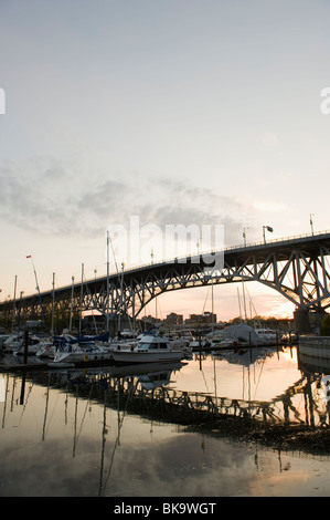 Sonnenuntergang über den Hafen False Creek Cambie Brücke Vancouver British Columbia Kanada Stockfoto