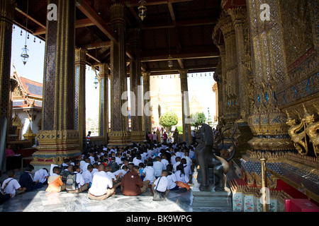 Schülerinnen und Schüler auf die Bildung im Wat Phra Kaeo in Bangkok Stockfoto